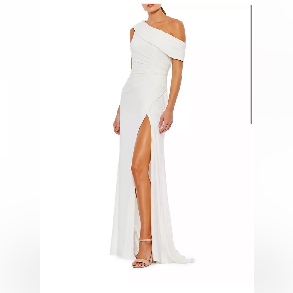 Mac Duggal
Ieena Jersey Asymmetric Gown size 0